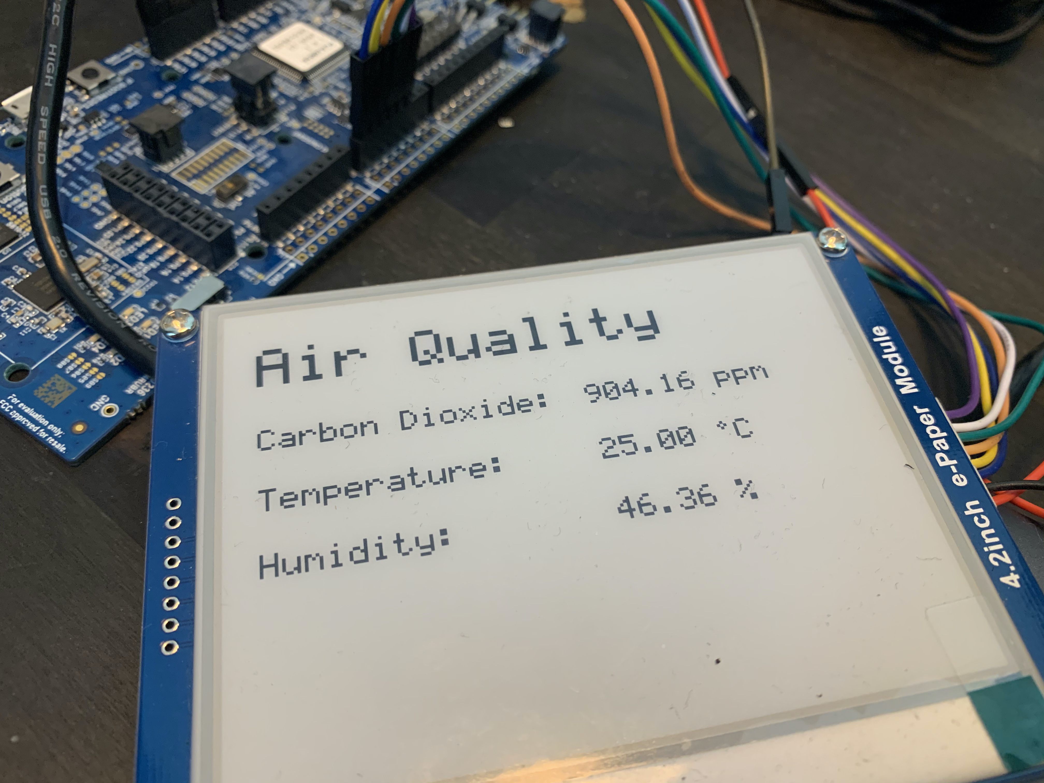 ePaper ディスプレイに表示されたデータ